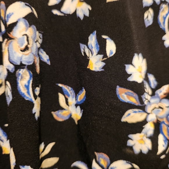 Floral Ruffle Blouse - Picture 4 of 6